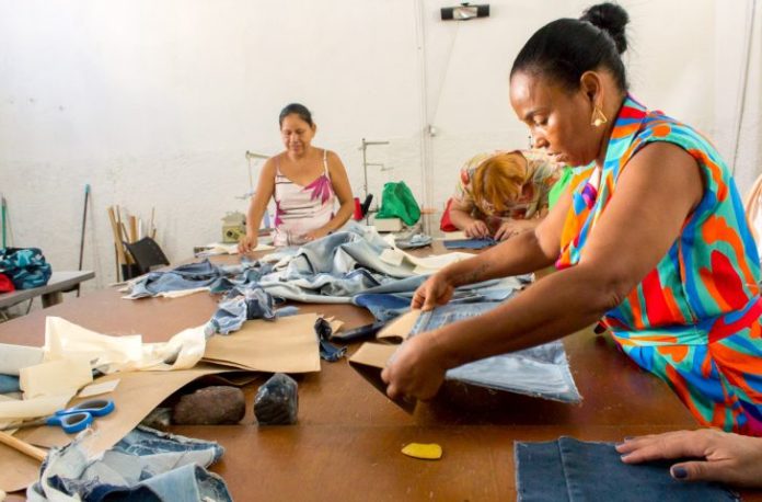 oficina-recriar-upcycling-em-jeans-luiz-gugliatto-fotos-Altair-Santos-7799-730x480